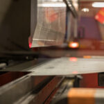 Knip- en zetwerk vormt de basis van talloze toepassingen binnen de bouw, geveltechniek en industriële projecten. Het is een essentieel onderdeel van maatwerkoplossingen waarbij precisie, materiaalkeuze en afwerking centraal staan.